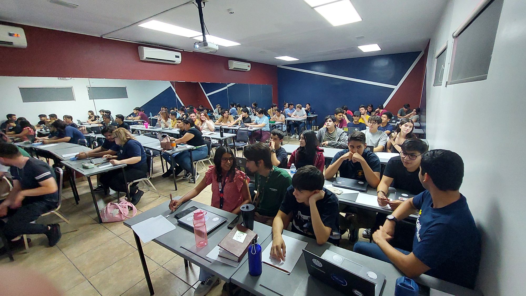 Nuestros talleristas se capacitaron en IA y el uso de la Tecnología en las Aulas: Preparándonos para el 