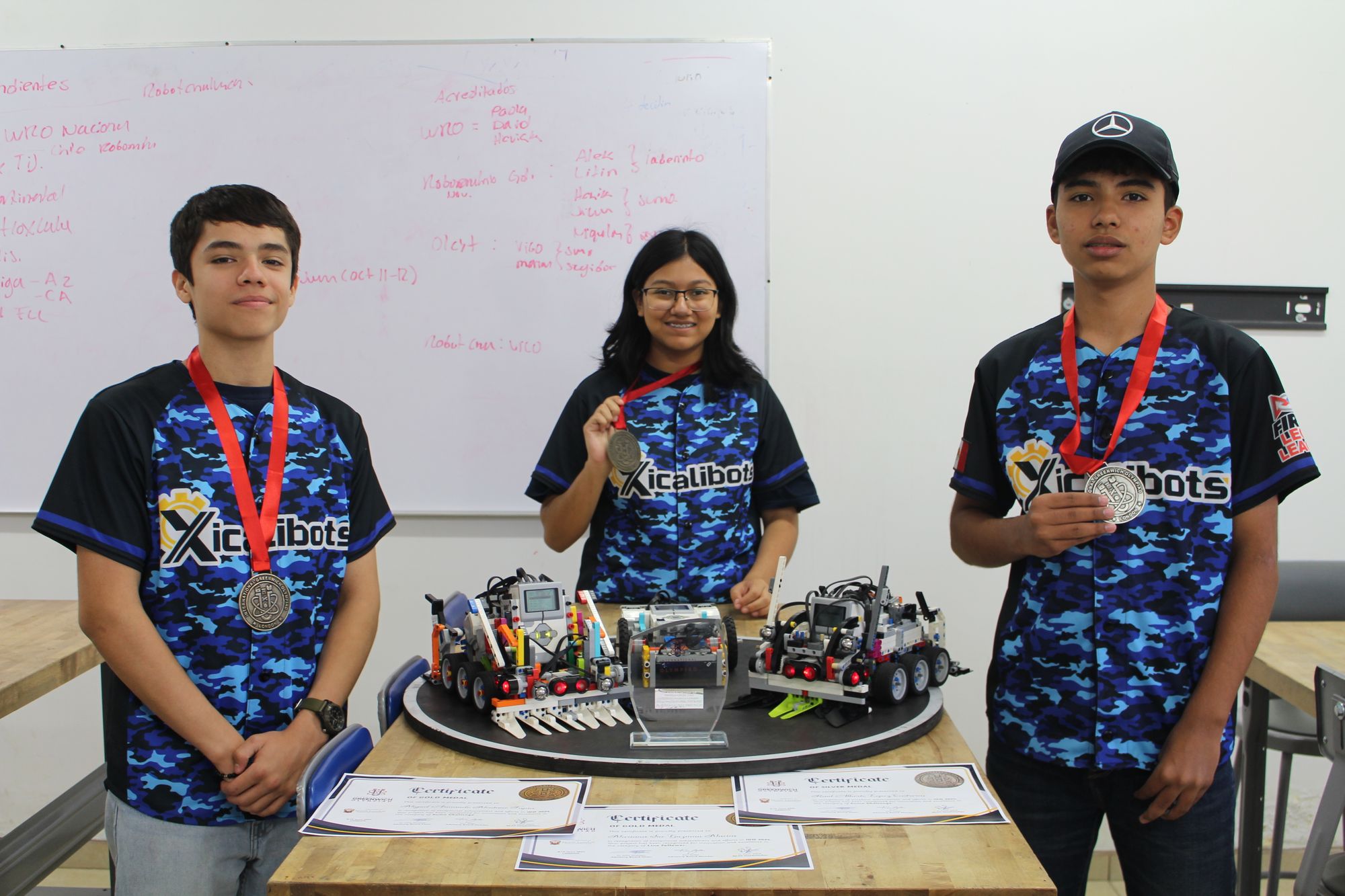 Jóvenes de Xicalibots ganan dos medallas de oro y una de plata en competencia internacional en Londres