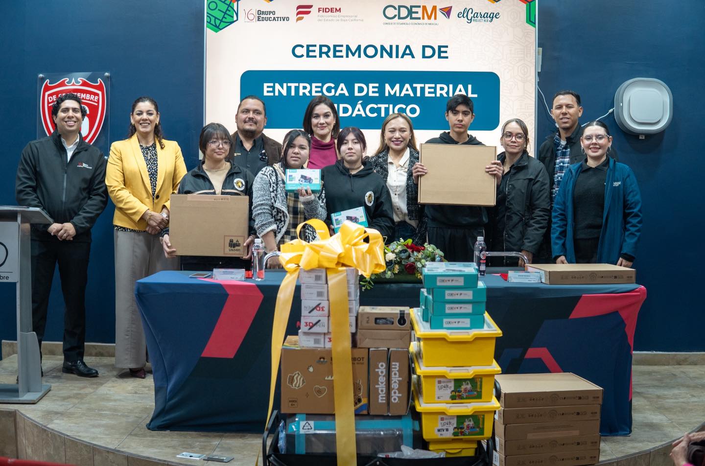 Entrega de Material Didáctico a escuelas públicas de Mexicali por el Programa de Robótica STEM.