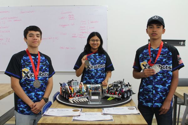 Jóvenes de Xicalibots ganan dos medallas de oro y una de plata en competencia internacional en Londres