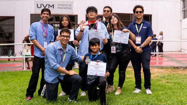 Jóvenes de Garage Project Hub Triunfan en Infomatrix Iberoamérica