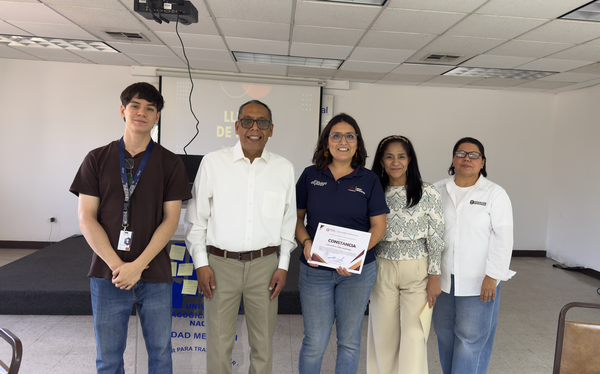 Impartición de taller "Eco Makers : uso de tecnologias para la educacion ambiental"